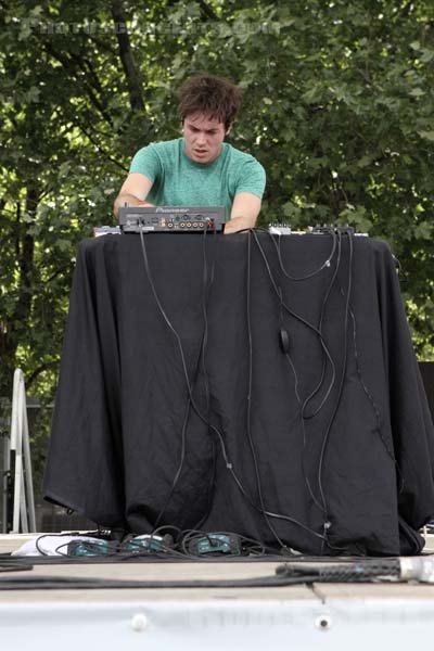 WASHED OUT - 2010-06-06 - PARIS - Parc de la Villette - 